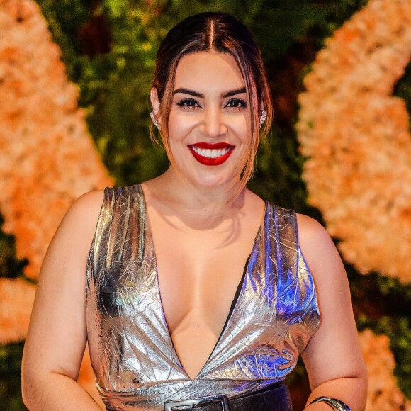 Naiara Azevedo, de look sexy e batom vermelho, dá aula de autoestima: 'Seja mais você'