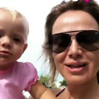 Manuela pede fruta e manda beijo em vídeo de férias da mãe, Eliana: 'Adora uva!'