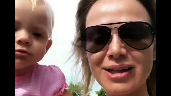 Eliana filmou a filha, Manuela, de 1 ano, pedindo uva em vídeo gravado nos EUA, nesta quinta-feira, 24 de janeiro de 2019: 'Gosta de uva!'