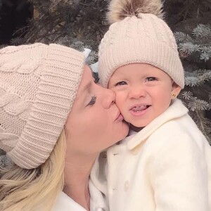Eliana combinou look de inverno com a filha, Manuela, de 1 ano, ao curtirem o frio de Aspen, nos EUA, durante viagem de férias