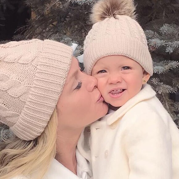 Eliana combinou look de inverno com a filha, Manuela, de 1 ano, ao curtirem o frio de Aspen, nos EUA, durante viagem de férias