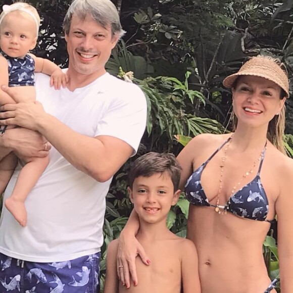 Eliana já foi elogiada na web ao aparecer de biquíni, aos 45 anos