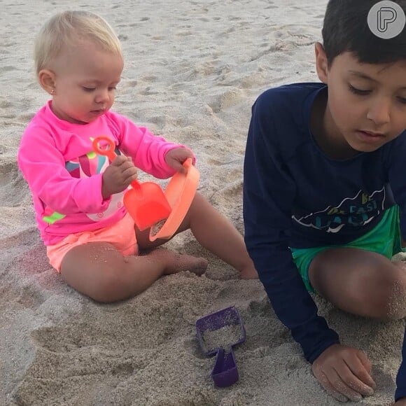 Eliana filmou os filhos, Arthur, de 7 anos, e Manuela, de 1, se divertindo com a areia em praia dos Estados Unidos