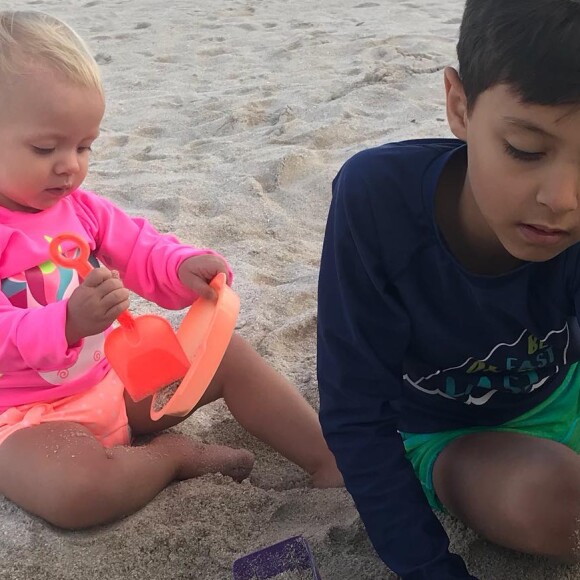 Eliana filmou os filhos, Arthur, de 7 anos, e Manuela, de 1, se divertindo com a areia em praia dos Estados Unidos