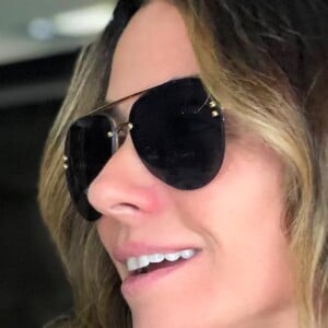 Giovanna Antonelli está exibindo o cabelo mais longo e loiro