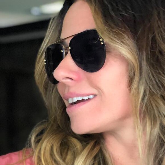 Giovanna Antonelli está exibindo o cabelo mais longo e loiro