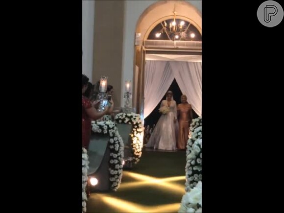 Vídeo Em casamento com Cristiano Paula Vaccari entra de braços dados com a mãe na Paróquia