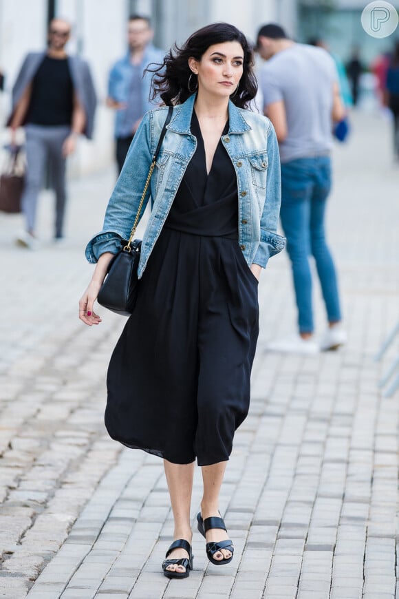 A jaqueta jeans quebra a sobriedade do look total black