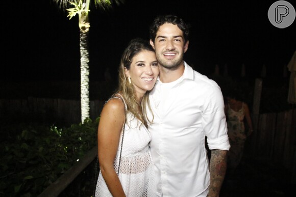 Namorados, Rebeca Abravanel e Alexandre Pato passaram a virada de ano em Trancoso, na Bahia