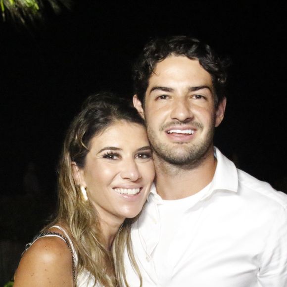 Namorados, Rebeca Abravanel e Alexandre Pato passaram a virada de ano em Trancoso, na Bahia