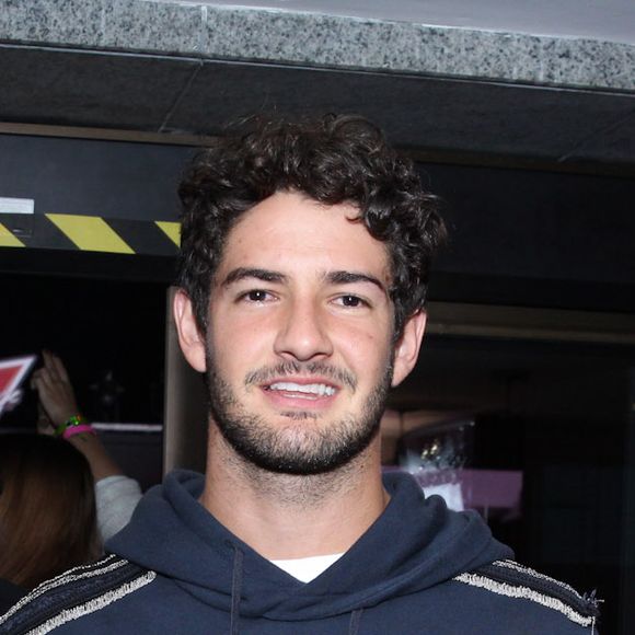 Namorado de Rebeca Abravanel, Alexandre Pato zoou a apresentadora durante jogo de boliche