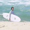 Rodrigo Santoro, que é adepto do surf, é clicado pegando onda em praia do Rio de Janeiro