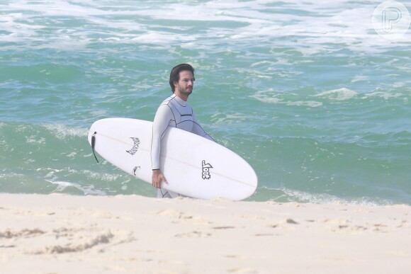 Rodrigo Santoro, que é adepto do surf, é clicado pegando onda em praia do Rio de Janeiro