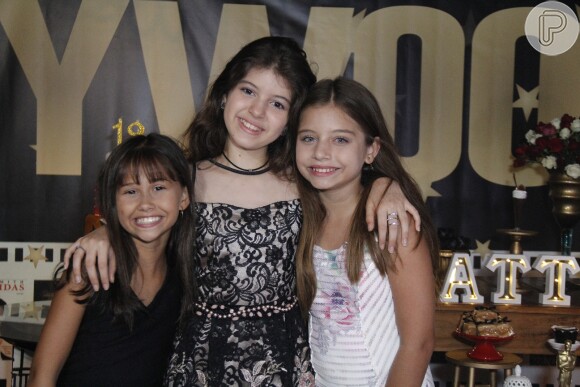 Natthália Gonçalves, a Kiki da novela 'O Tempo Não Para', entre Natália Costa e Melissa Nóbrega em sua festa de 12 anos