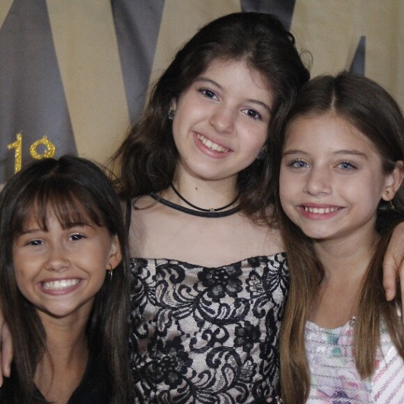 Natthália Gonçalves, a Kiki da novela 'O Tempo Não Para', entre Natália Costa e Melissa Nóbrega em sua festa de 12 anos