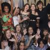 Natthália Gonçalves, a Kiki da novela 'O Tempo Não Para', ao lado de seus convidados de festa de 12 anos