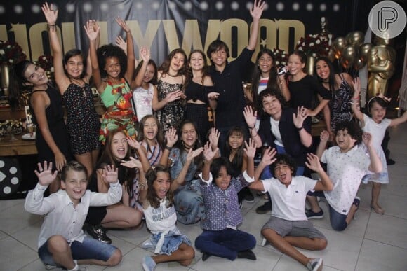 Natthália Gonçalves, a Kiki da novela 'O Tempo Não Para', ao lado de seus convidados de festa de 12 anos