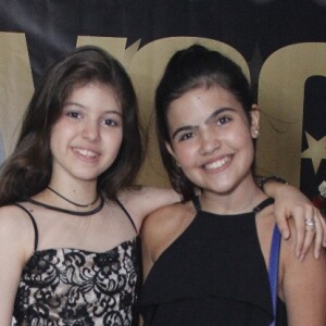 Natthália Gonçalves, a Kiki da novela 'O Tempo Não Para', recebeu Raphaela Alvittos, sua irmã na trama, ao comemorar 12 anos com festa