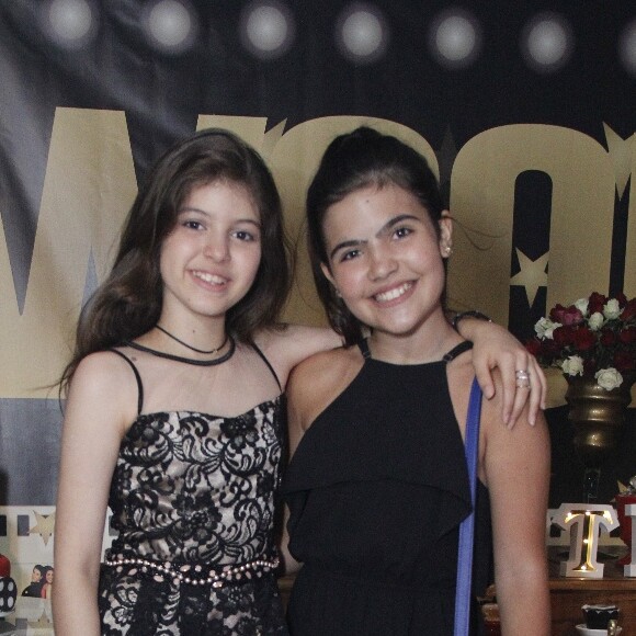 Natthália Gonçalves, a Kiki da novela 'O Tempo Não Para', recebeu Raphaela Alvittos, sua irmã na trama, ao comemorar 12 anos com festa