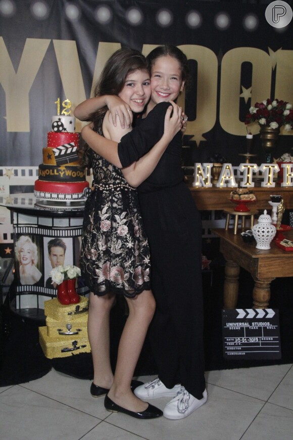 Natthália Gonçalves, a Kiki da novela 'O Tempo Não Para', também recebeu Clara Galinari, a Priscila de 'Espelho da Vida' ao completar 12 anos com festa