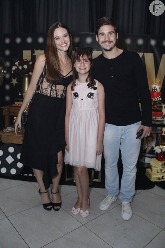 Nicolas Prattes e a namorada, Juliana Paiva, posaram com Maria Fernanda, de 10 anos, irmã do ator, em festa de aniversário
