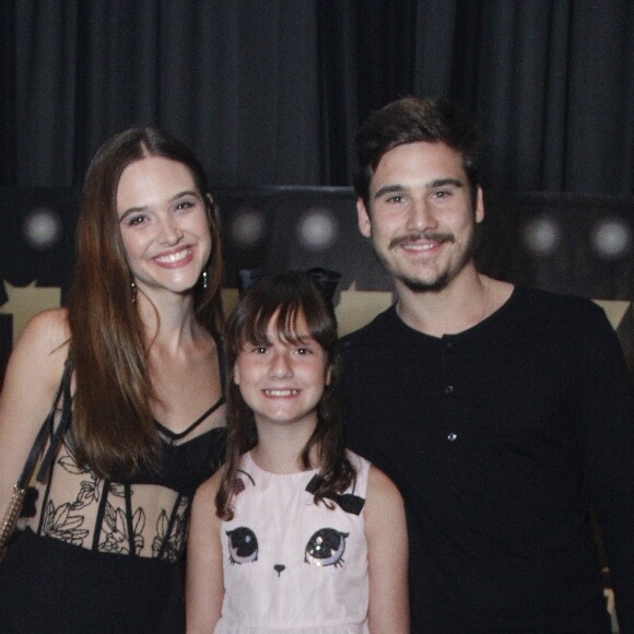 Nicolas Prattes e a namorada, Juliana Paiva, posaram com Maria Fernanda, de 10 anos, irmã do ator, em festa de aniversário