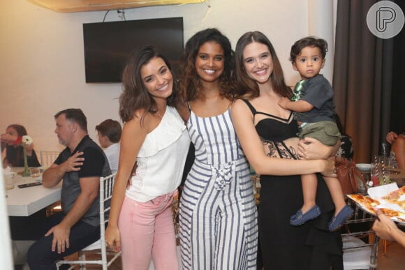 Juliana Paiva se encantou com Bernardo, filho de Aline Dias, no aniversário de Natthália Gonçalves, que reuniu ainda Talita Younan