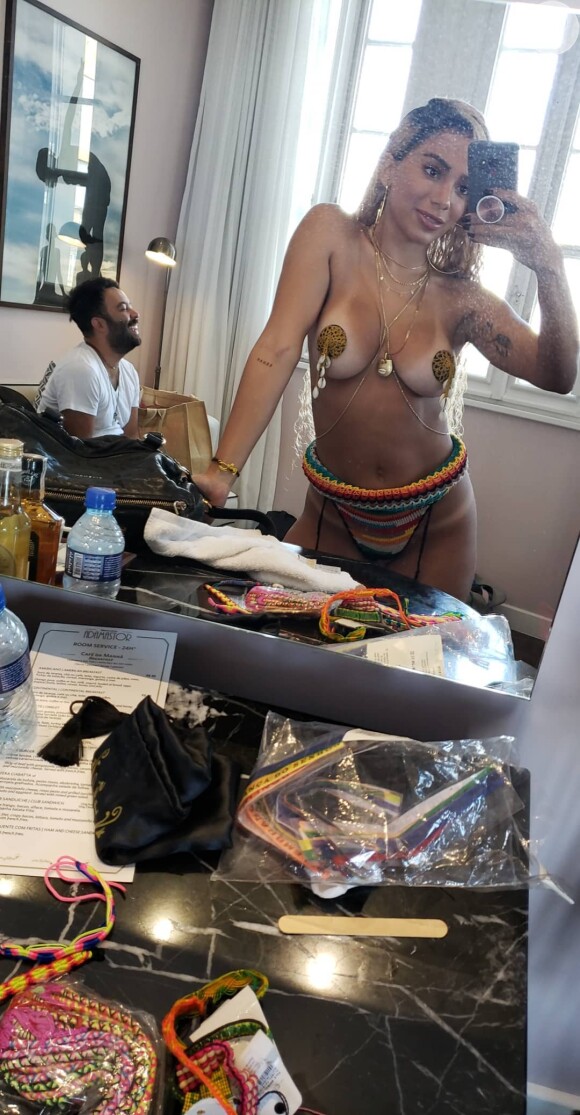 Anitta usou biquíni de crochê com as cores do Olodum em gravação de novo clipe