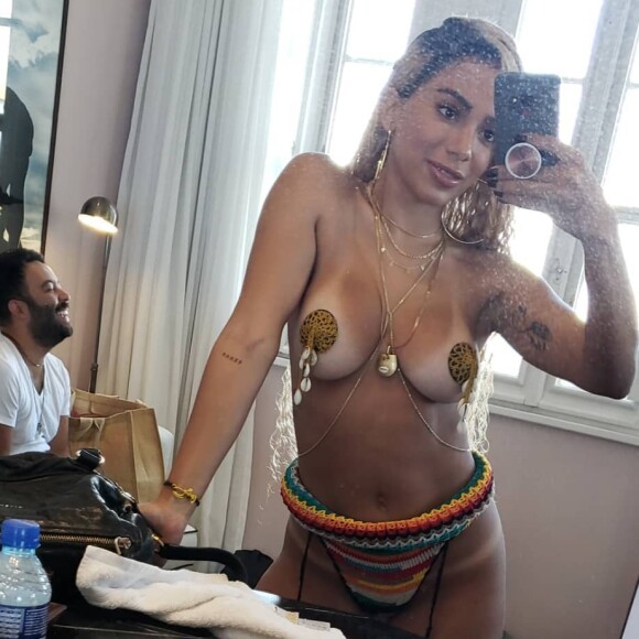 Anitta usou biquíni de crochê com as cores do Olodum em gravação de novo clipe