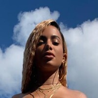 Biquíni, tapa-seio e muita sensualidade! Anitta grava novo clipe em praia baiana