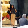 Juliana Paes comprou sapatos na tarde desta segunda-feira, 22 de setembro, em uma loja de Ipanema, na Zona Sul do Rio. Com um look comportado, a atriz chegou usando rasteirinhas e deixou o local com uma sandália de salto alto nos pés