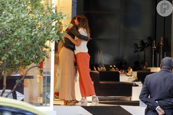 Juliana Paes se despediu da vendedora da loja com um caloroso abraço