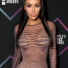 Transparência e linhas sinuosas no look de Kim Kardashian do estilista Jean Paul Gaultier