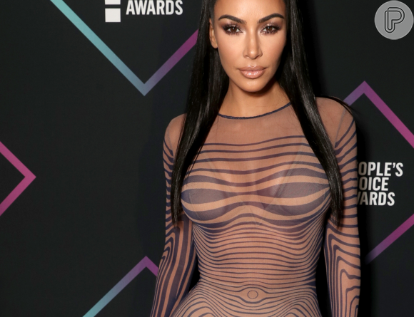 Transparência e linhas sinuosas no look de Kim Kardashian do estilista Jean Paul Gaultier