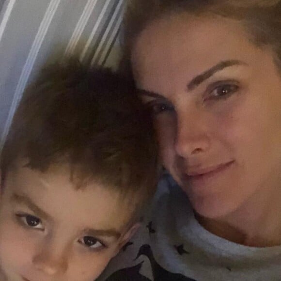 Na foto da família reunida, Ana Hickmann apareceu com o filho, Alexandre no colo, ao lado do pai, João