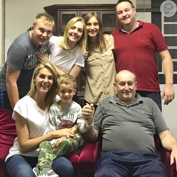 Com foto da família reunida, Ana Hickmann lamenta morte do pai nesta quinta-feira, dia 31 de janeiro de 2019