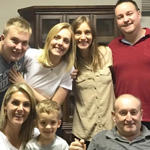 Com foto da família reunida, Ana Hickmann lamenta morte do pai nesta quinta-feira, dia 31 de janeiro de 2019