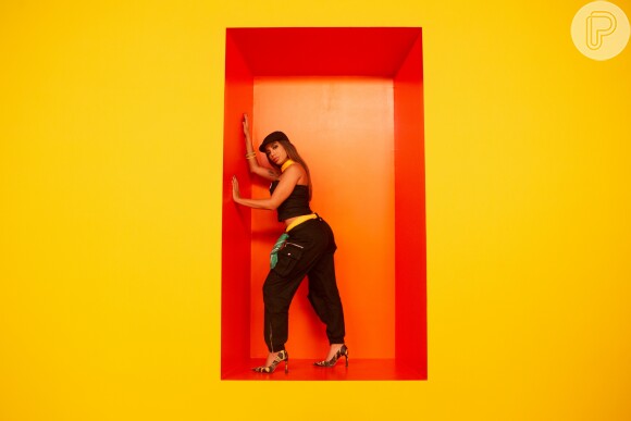 Anitta rebola com Kevinho, usa looks dos anos 2000 e surge de calcinha box no clipe 'Terremoto', lançado na tarde desta sexta-feira, 01 de fevereiro de 2019