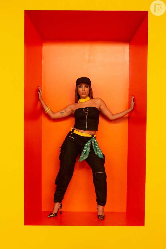 Anitta rebola com Kevinho, usa looks dos anos 2000 e surge de calcinha box no clipe 'Terremoto', lançado na tarde desta sexta-feira, 01 de fevereiro de 2019
