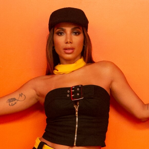 Anitta rebola com Kevinho, usa looks dos anos 2000 e surge de calcinha box no clipe 'Terremoto', lançado na tarde desta sexta-feira, 01 de fevereiro de 2019