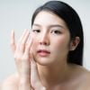Um dos erros nos cuidados com a pele é usar o sabonete corporal no rosto