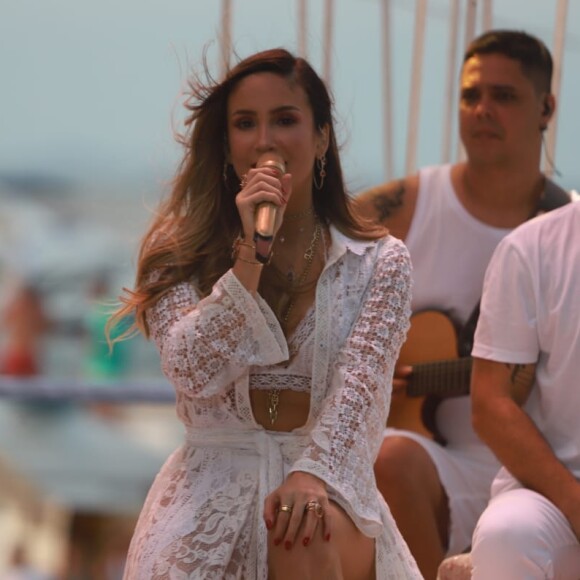 Claudia Leitte usou vestido chemise da estilista Martha Medeiros