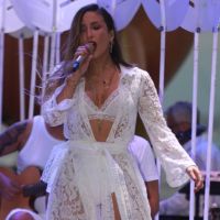 Claudia Leitte aposta em look total white de renda para show na BA: 'Quero mais'