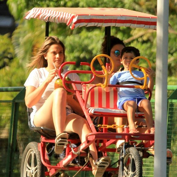Fernanda Gentil e Priscila Montandon curtiram o fim de tarde deste domingo, 3 de fevereiro de 2019, com Gabriel, filho da apresentadora da TV Globo