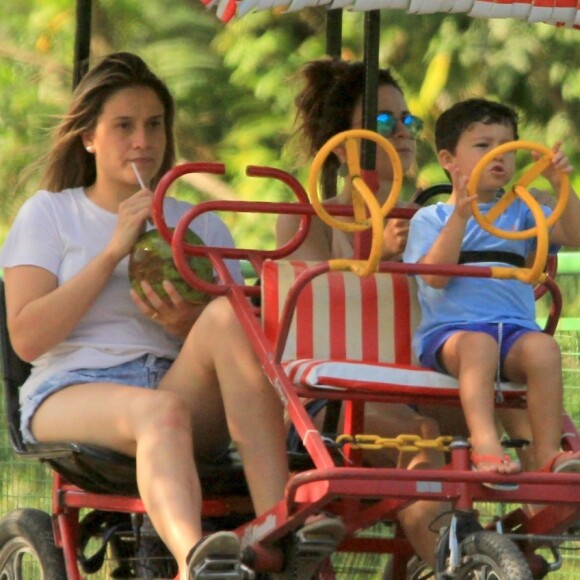 Fernanda Gentil e Priscila Montandon levaram Gabriel para passear de triciclo