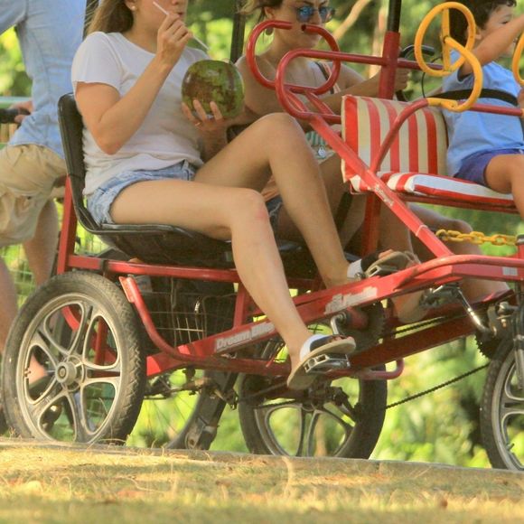 Enquanto Fernanda Gentil e Priscila Montandon pedalavam, Gabriel foi na frente só admirando a paisagem
