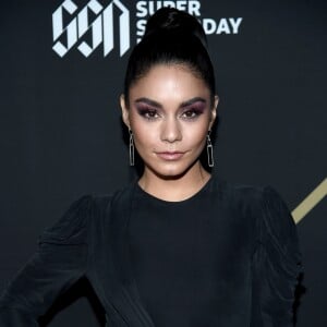 Vanessa Hudgens usou a make com sombra roxa com um vestido preto 