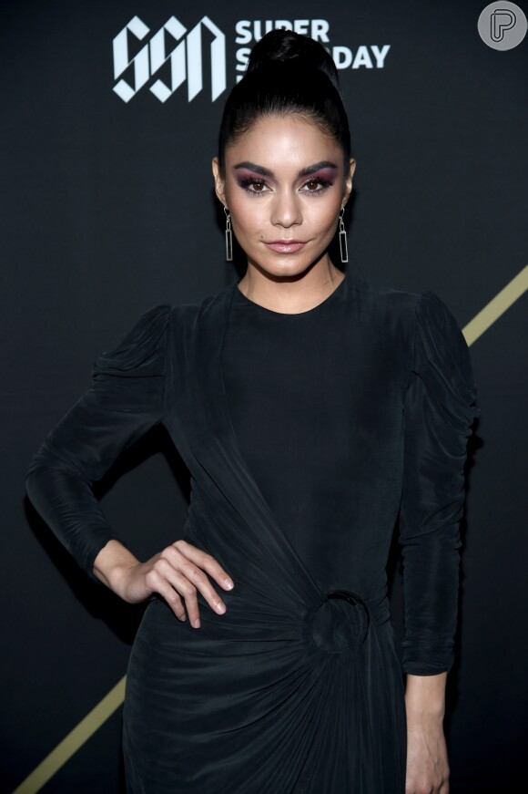 Vanessa Hudgens usou a make com sombra roxa com um vestido preto 