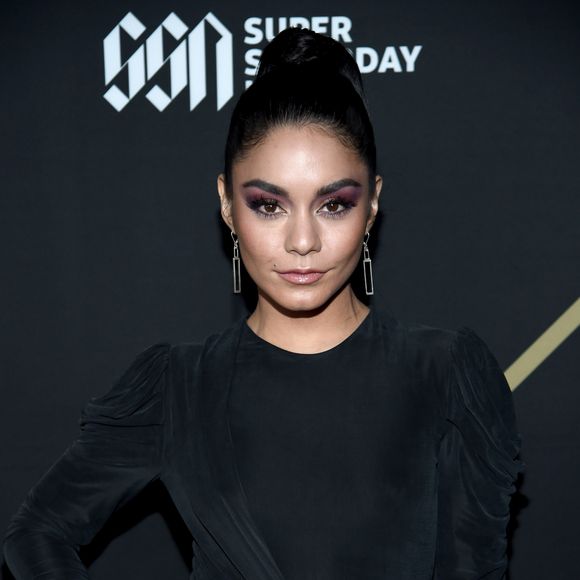 Vanessa Hudgens usou a make com sombra roxa com um vestido preto 