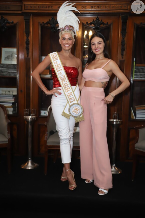 Deborah Secco e Isis Valverde, rainhas de 2019 e 2018 do baile do Copacabana Palace, posam juntas